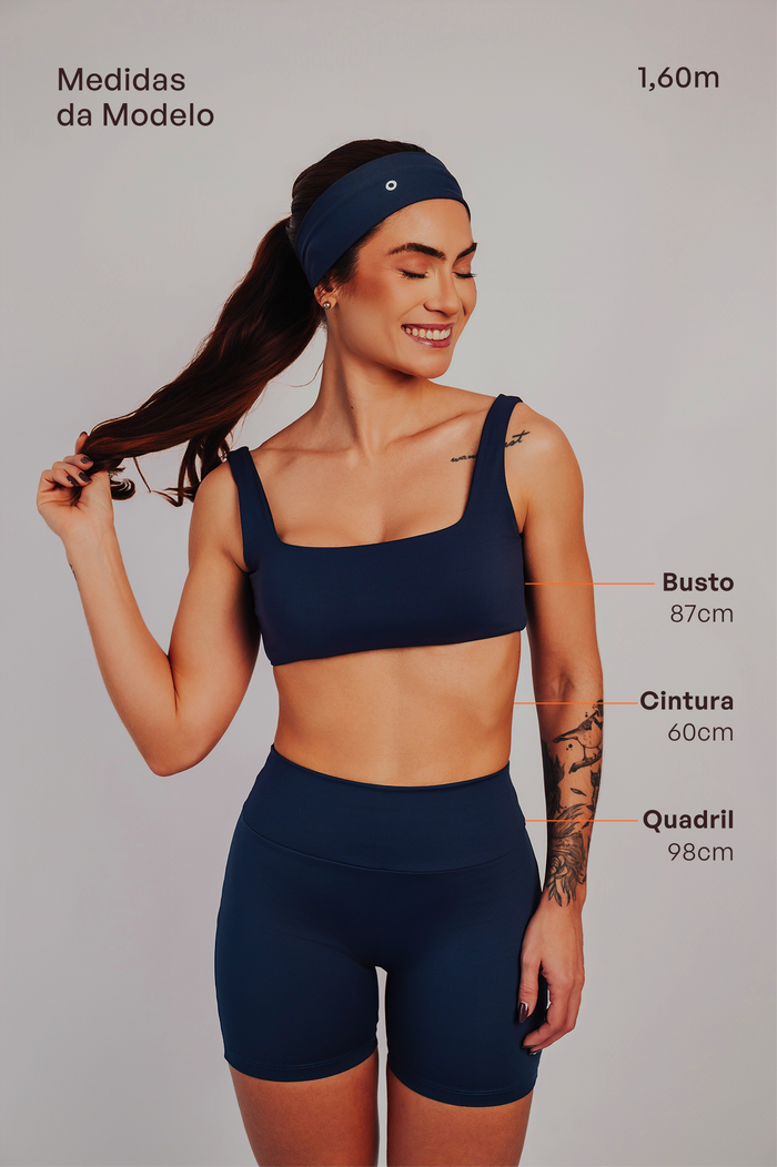 Medidas da modelo: 1,60 m, busto 87 cm, cintura 60 cm, quadril 98 cm.